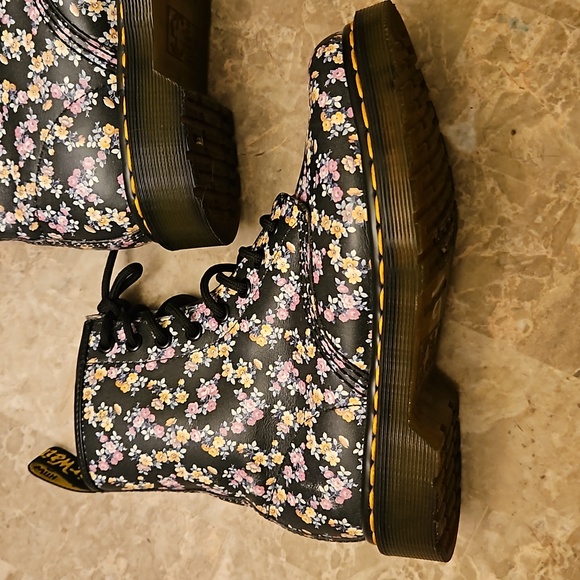 Floral print Dr Martins 8 hole authentic - Picture 3 of 8
